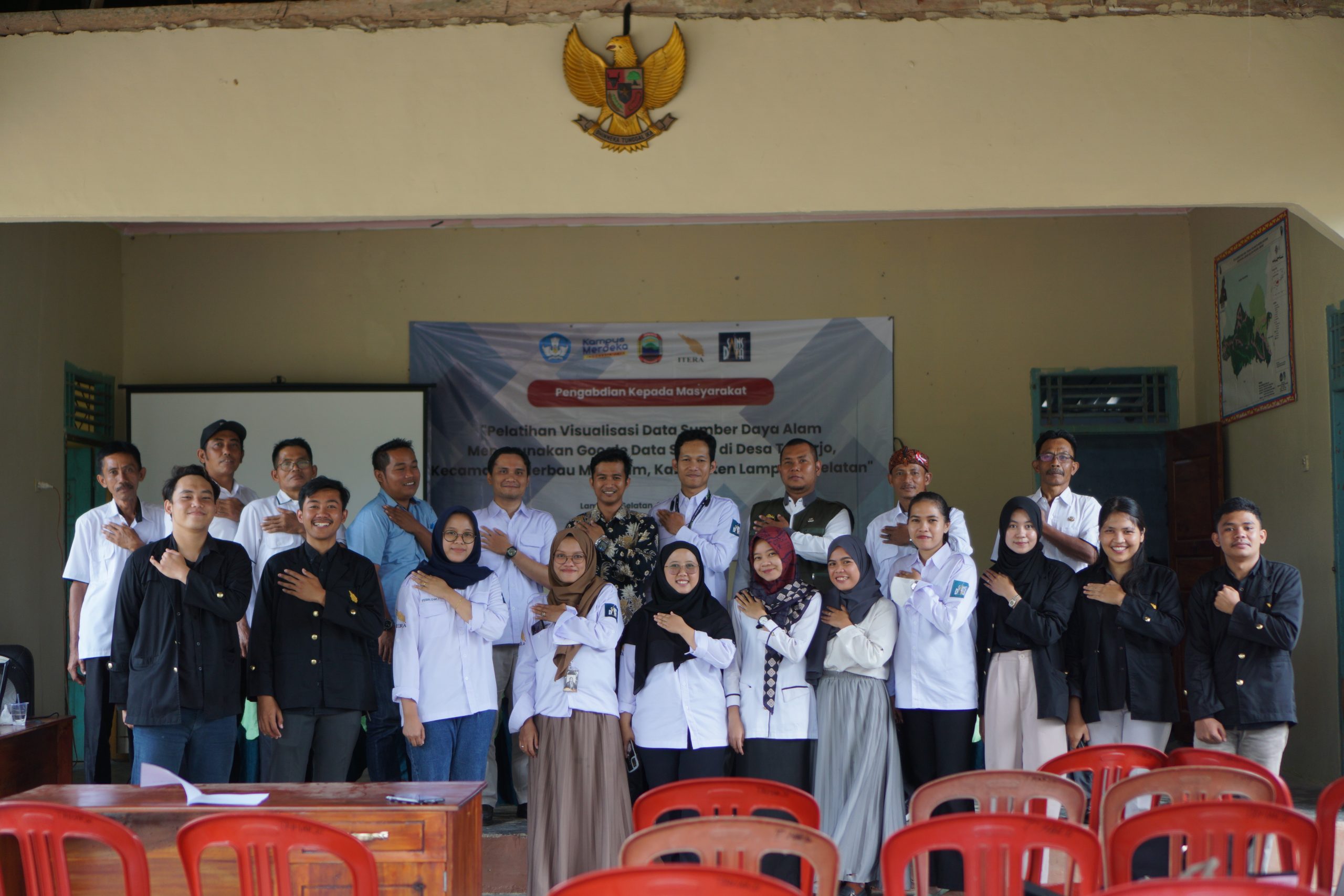 Read more about the article Pelatihan Visualisasi Data Sumber Daya Alam Menggunakan Google Data Studio di Desa Triharjo, Lampung Selatan